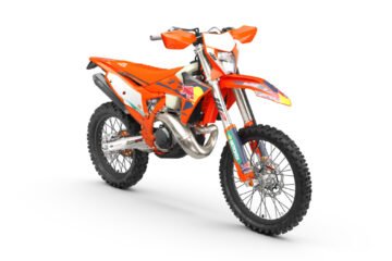 623313_MY25-KTM-300-EXC-CHAMPION-EDITION-45-right_CHAMPION EDITION_STUDIO